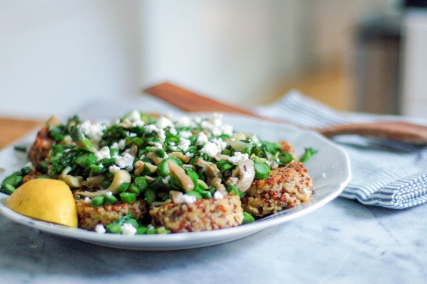 Quinoa Cakes with Asparagus and Mushrooms. So freaking good. Gluten free, vegetarian. From Blossom To Stem | Because Delicious www.blossomtostem.net