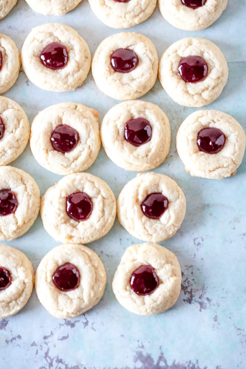 White chocolate raspberry cookies filled with jam