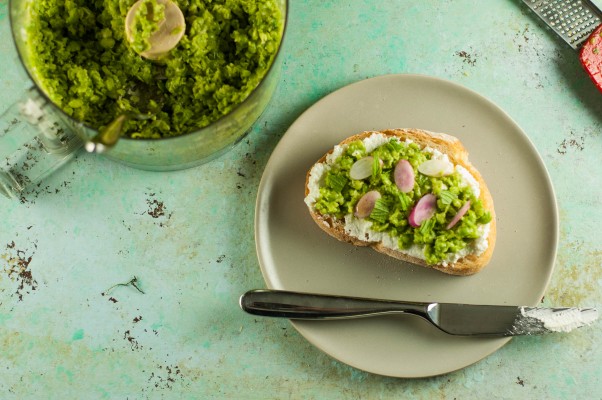 Crushed Peas with Mint and Olive OIl. A light spring melange of peas and mint that's lovely on toast or as a simple side. From Blossom to Stem | Because Delicious www.blossomtostem.net #vegetarian #glutenfree #recipe