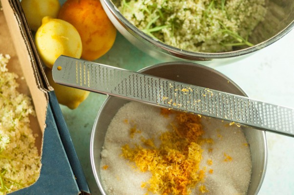 Elderflower Cordial. An easy syrup with elderflowers and citrus that makes a delicious homemade soda or cocktail mixer. From Blossom to Stem | Because Delicious www.blossomtostem.net