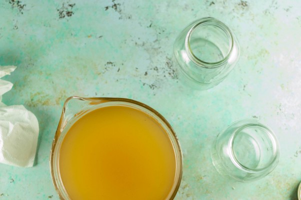 Elderflower Cordial. An easy syrup with elderflowers and citrus that makes a delicious homemade soda or cocktail mixer. From Blossom to Stem | Because Delicious www.blossomtostem.net