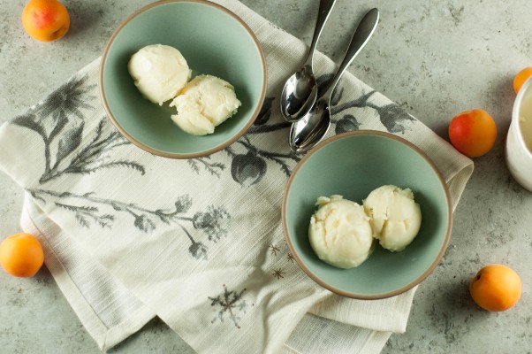 Lovage Ice Cream. An herby ice cream with notes of celery, parsley, lime and an almost minty freshness. From Blossom to Stem | Because Delicious www.blossomtostem.net