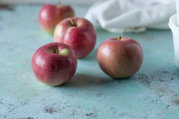 Brown Butter Apple Almond Cakes. Nutty, buttery, cinnamon-scented apple cakes. A rustic, comforting dessert. Gluten free. From Blossom to Stem | Because Delicious | www.blossomtostem.net