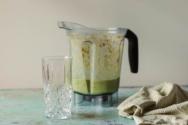 https://www.blossomtostem.net/wp-content/uploads/2015/10/Pineapple-Mango-Ginger-Kale-Green-Smoothie-5-of-7-602x400.jpg