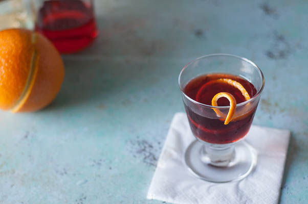 Smoked Barrel-Aged Negroni (no barrel required). A classic Negroni cocktail gets instantly infused with smoky applewood in an ISI cream whipper. Science! From Blossom to Stem | Because Delicious | www.blossomtostem.net