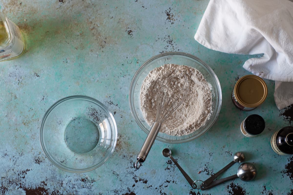 Oat flour, baking powder, measuring spoons