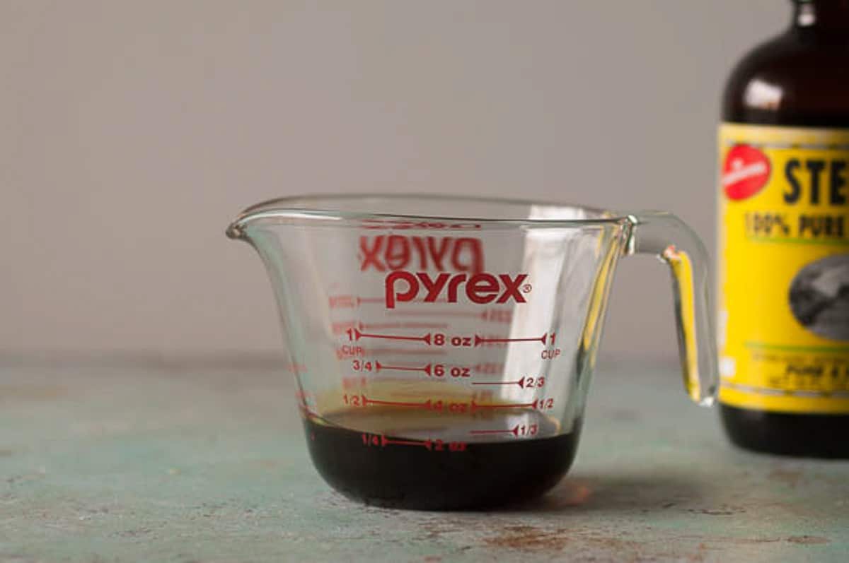 molasses in a measuring cup