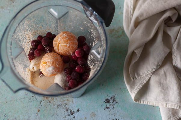 Cranberry Clementine Smoothie. A creamy jewel-toned smoothie that comes together in minutes. Vegan, gluten free, dairy free. From Blossom to Stem | Because Delicious | www.blossomtostem.net