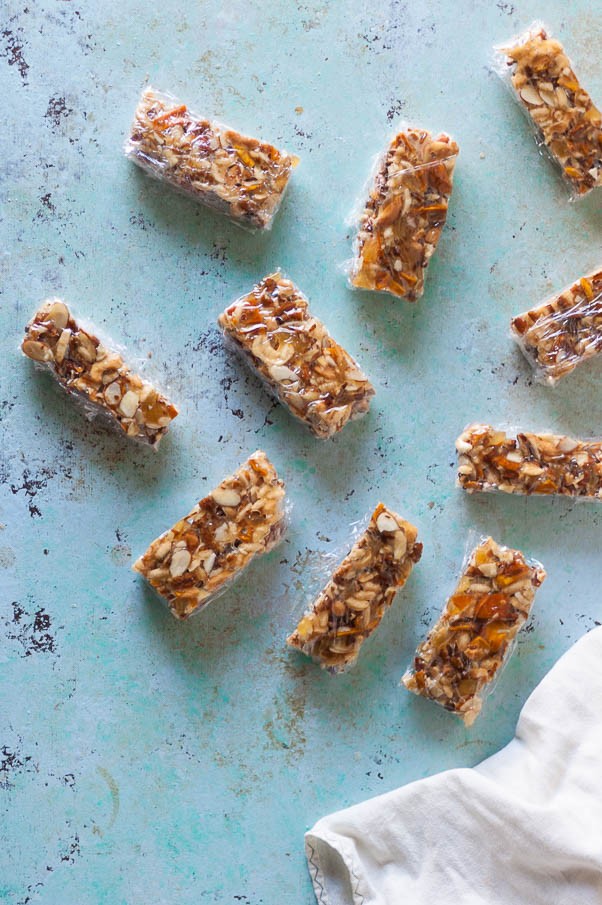 Homemade Kind Bars. Simple chewy, nutty granola bars. So easy to make. Gluten free. Vegan. From Blossom to Stem | Because Delicious | www.blossomtostem.net