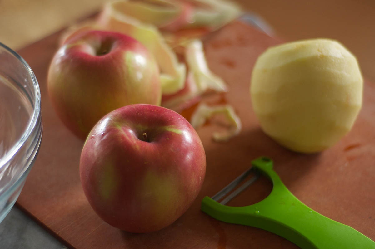 Brown Butter Apple Bars. These cinnamon-kissed bar cookies might be your new favorite apple dessert. From Blossom to Stem | www.blossomtostem.net