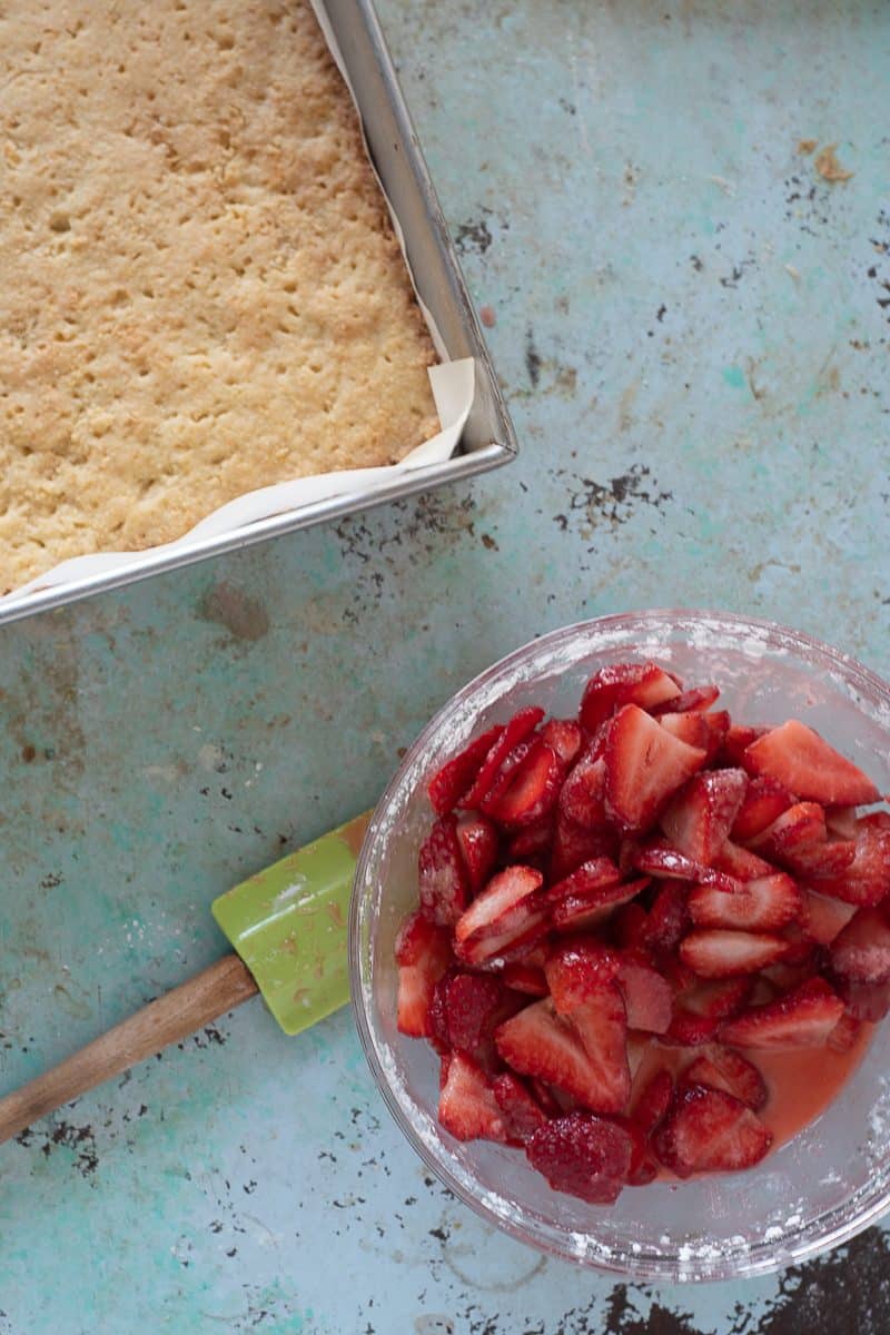 Sliced strawberries and a baked crust