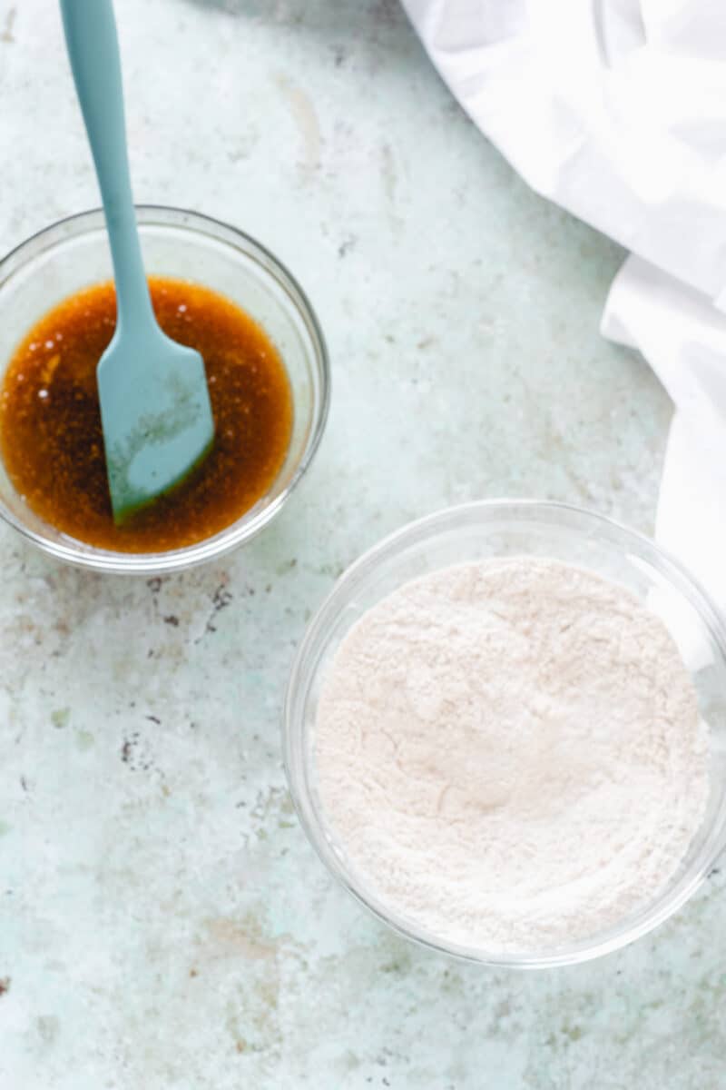 Flour mixture and wet mixture in bowls