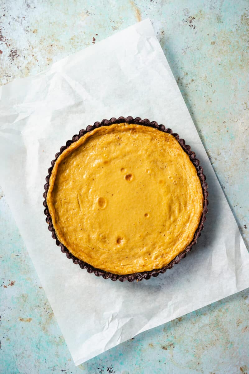 Baked banana custard tart with chocolate crust